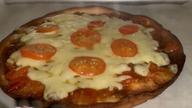 秀气番茄脆底披萨,预热好的中层190℃烤10分钟。