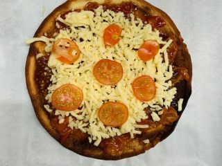 秀气番茄脆底披萨,装饰上番茄片。