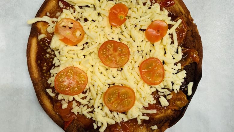 秀气番茄脆底披萨,装饰上番茄片。