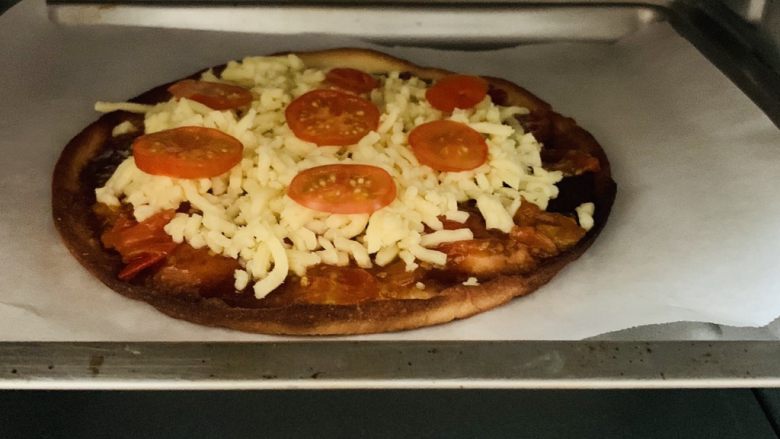 秀气番茄脆底披萨,烤箱190℃预热5分钟