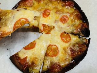 秀气番茄脆底披萨,趁热拉丝。