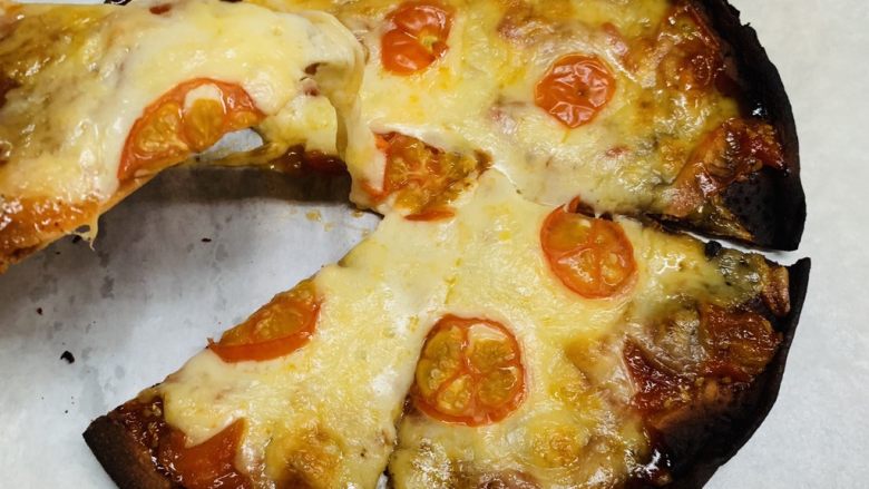 秀气番茄脆底披萨,趁热拉丝。
