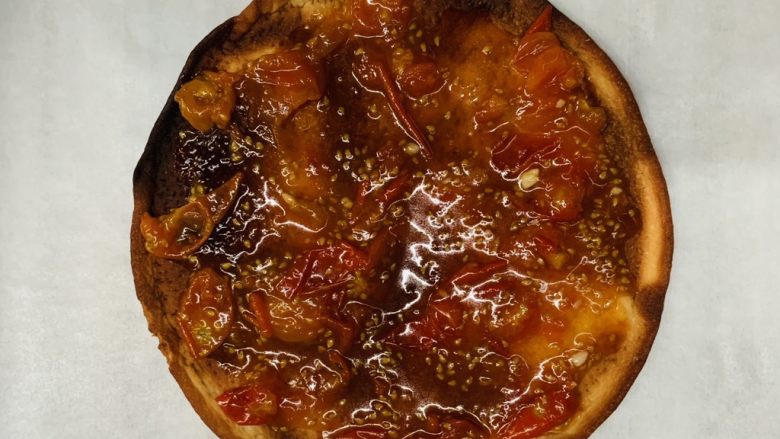 秀气番茄脆底披萨,涂抹番茄酱。