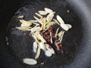 干煸肥肠,锅中少量油烧热，下入姜蒜花椒爆出香味。