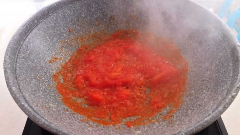 白玉菇炒鸡蛋,炒锅烧热后加入番茄，翻炒至细腻的番茄酱