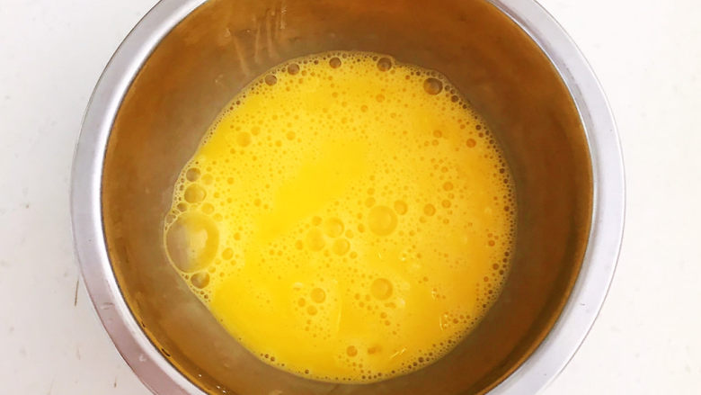 白玉菇炒鸡蛋,鸡蛋液打入碗里，调匀