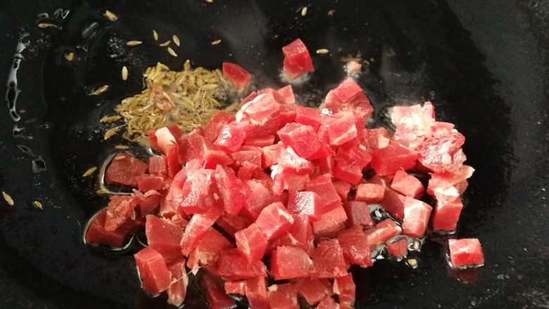 电饭煲番茄饭,用炒香菇剩下的油，放适量<a style='color:red;display:inline-block;' href='/shicai/ 146573'>孜然粒</a>和牛肉粒一起炒香，盛出。