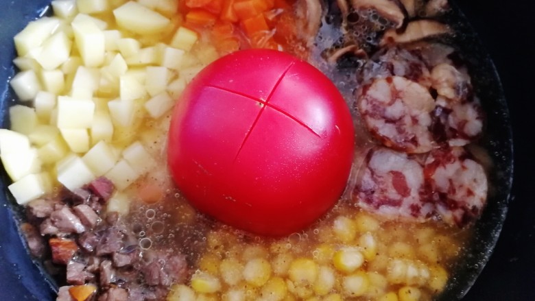电饭煲番茄饭,中间放一个<a style='color:red;display:inline-block;' href='/shicai/ 59'>番茄</a>，顶部用刀划个十字。