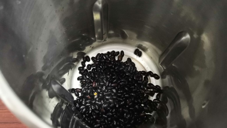 早餐之黑豆浆,往豆浆机内胆倒入洗干净泡好的黑豆