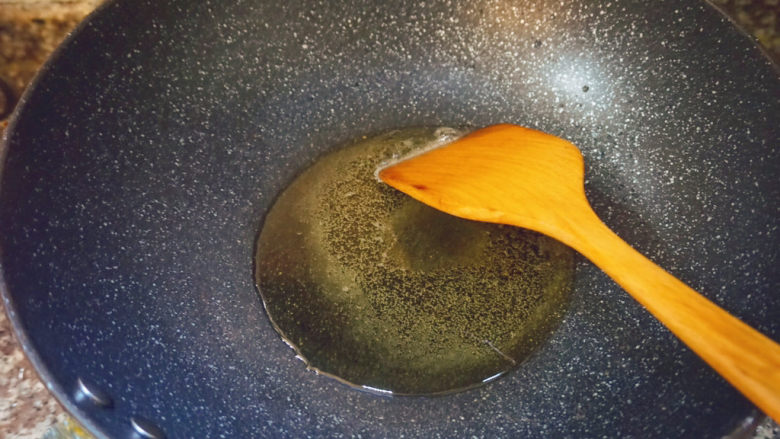 红烧鳊鱼,热油下锅