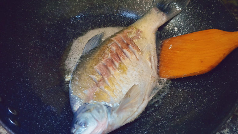 红烧鳊鱼,煎至两面微微泛黄