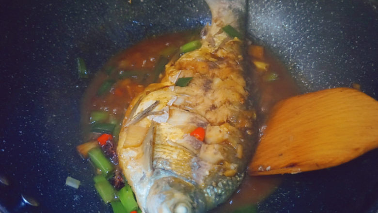 红烧鳊鱼,翻炒使鱼肉两边都可以入味