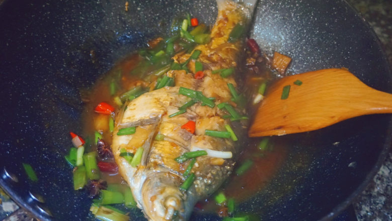 红烧鳊鱼,焖煮1分钟，收汁即可出锅