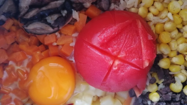 电饭煲番茄饭,往鸡蛋上浇一勺生抽。扒去番茄皮，盖上盖子保温键15分钟。