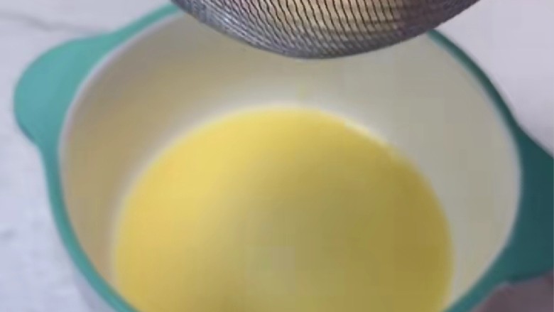 姜撞奶,首先用自己喜欢的方式将姜压出汁。