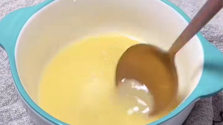 姜撞奶,姜汁会有沉淀，用之前先搅一搅。