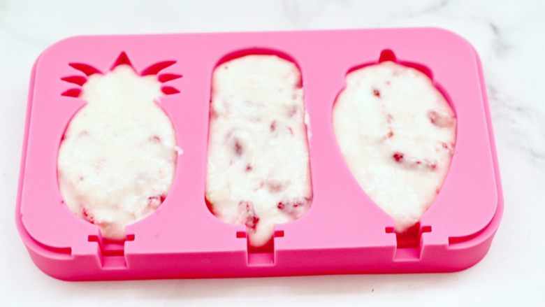 草莓酸奶雪糕,再倒入搅拌好的酸奶，先倒入模具的一半。