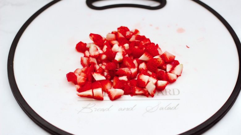 草莓酸奶雪糕,把洗净的草莓去蒂后，用刀切成小丁。