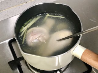 酸辣又开胃的柠檬手撕鸡,盖上盖子，转小火煮15分钟，用筷子扎不出血水就好了。
