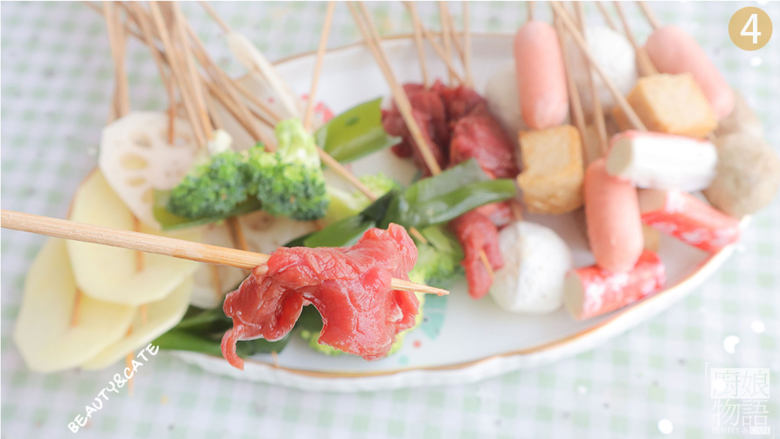 一到深夜就想吃夜宵？这盆麻辣冷锅串串一步到胃！,把所有食材用竹签穿上，荤素分开放置。