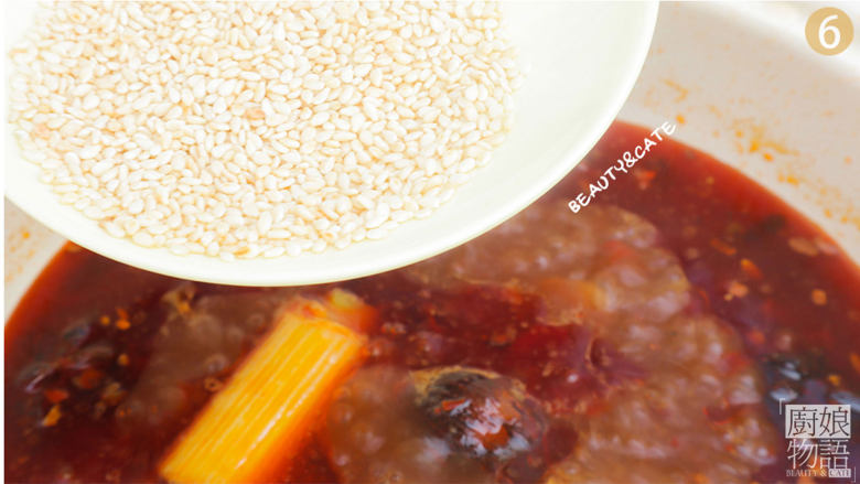 一到深夜就想吃夜宵？这盆麻辣冷锅串串一步到胃！,往锅中倒入清水煮沸，加入浓汤宝，撒上白芝麻，放置在一旁晾凉。