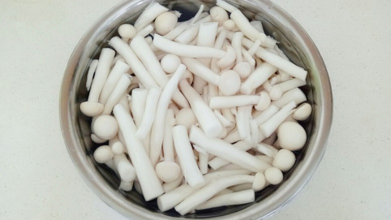 素炒白玉菇,将白玉菇放入清水中清洗干净