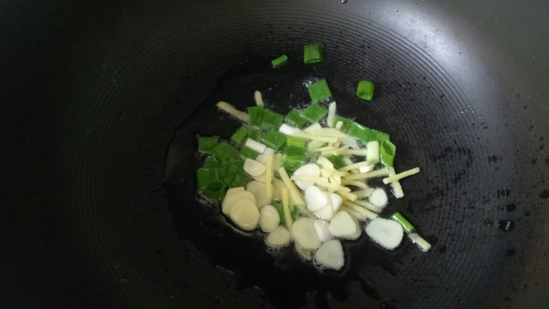 素炒白玉菇,加入葱姜蒜爆香