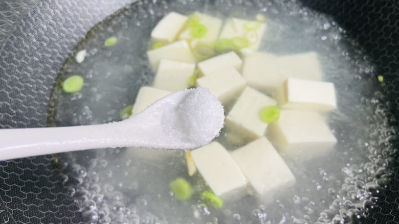 苋菜豆腐汤,加入适量盐煮五分钟