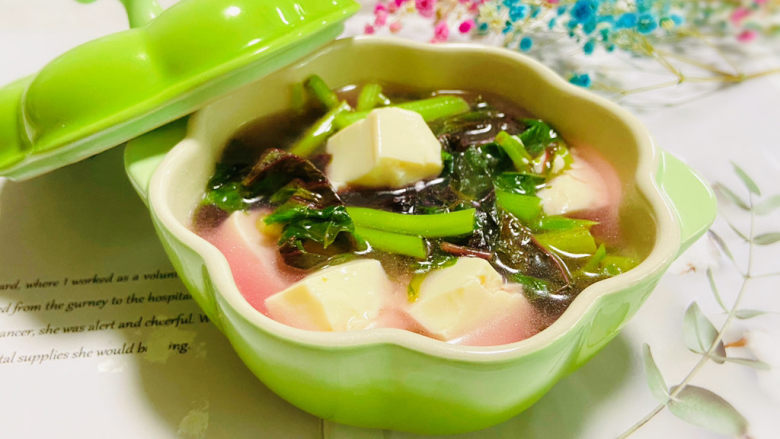 苋菜豆腐汤,苋菜豆腐汤清热解毒，健脾调胃，减压降脂，是非常适合中老年人的一道春夏养生家常汤。