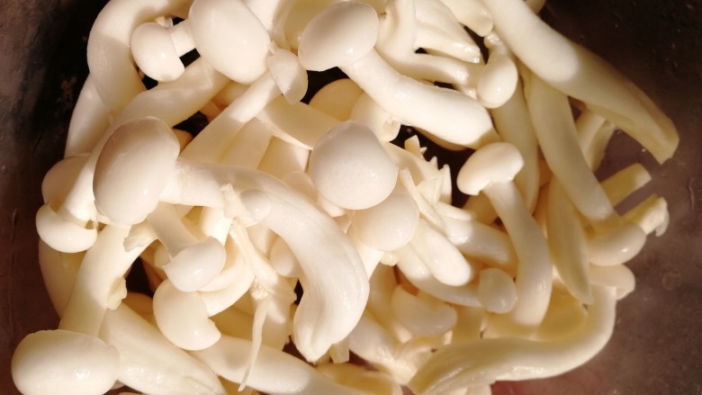 素炒白玉菇,分开清水洗净。