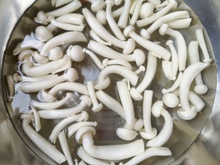 素炒白玉菇,用淡盐水浸泡一下清洗干净。