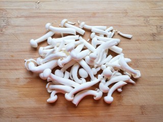 素炒白玉菇,白玉菇切去根部。