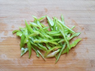 素炒白玉菇,青椒去籽洗干净切成丝。