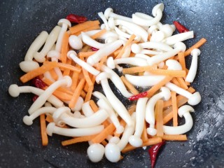 素炒白玉菇,下入胡萝卜翻炒至变色。