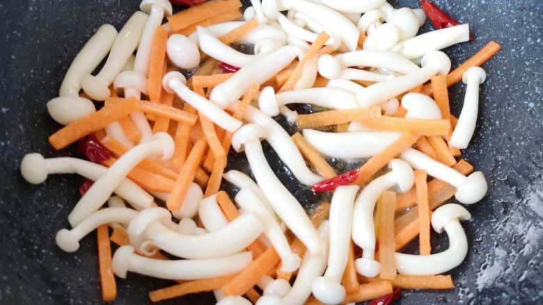 素炒白玉菇,下入胡萝卜翻炒至变色。