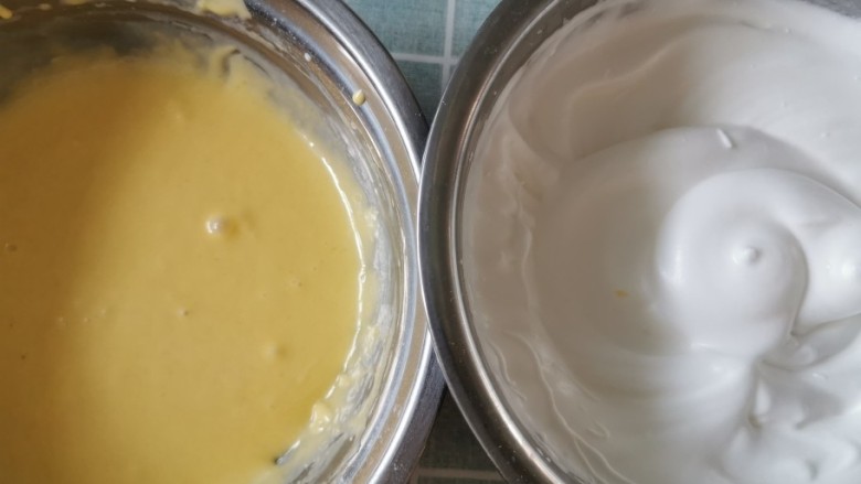 虎皮蛋糕卷,将打发好的蛋白霜分三次拌入蛋黄糊中