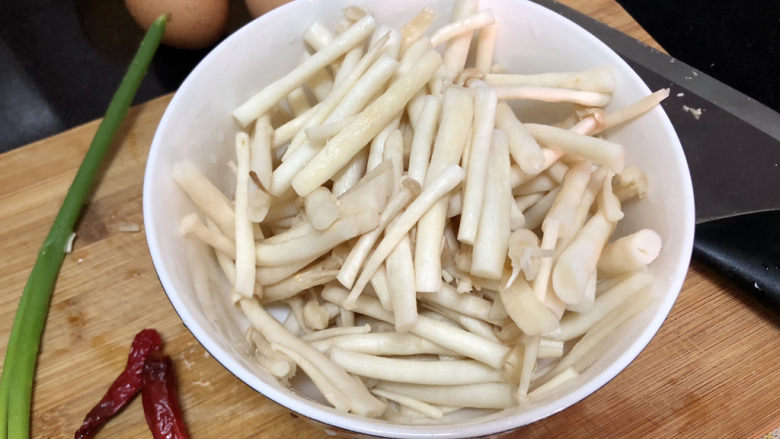 白玉菇炒鸡蛋➕笋瓜白玉菇炒蛋,白玉菇切去根部，比较长的中间切断，清洗备用