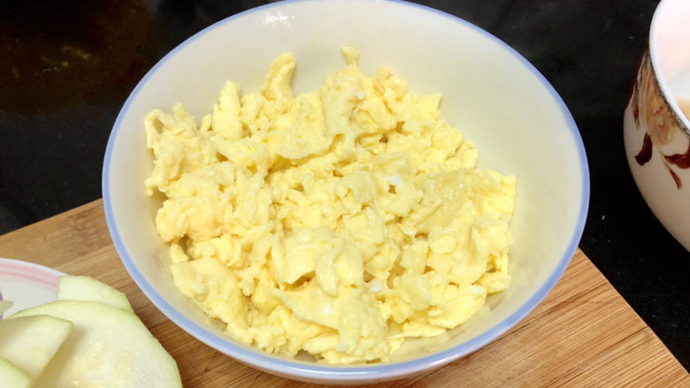 白玉菇炒鸡蛋➕笋瓜白玉菇炒蛋,盛出备用