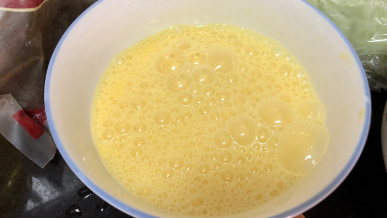 白玉菇炒鸡蛋➕笋瓜白玉菇炒蛋,搅拌均匀备用