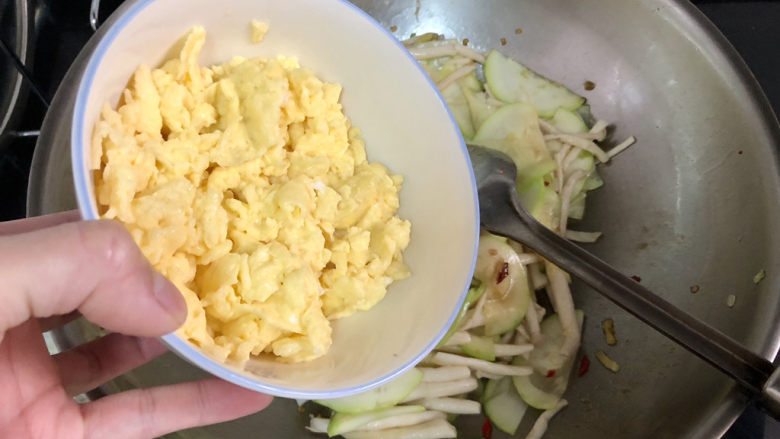白玉菇炒鸡蛋➕笋瓜白玉菇炒蛋,下炒蛋，翻炒均匀