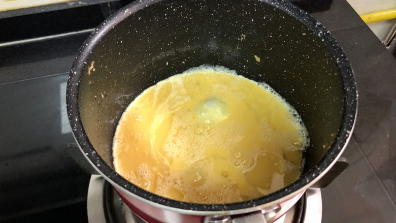 白玉菇炒鸡蛋➕笋瓜白玉菇炒蛋,热锅倒入适量食用油，油温热，下蛋液，翻炒成块