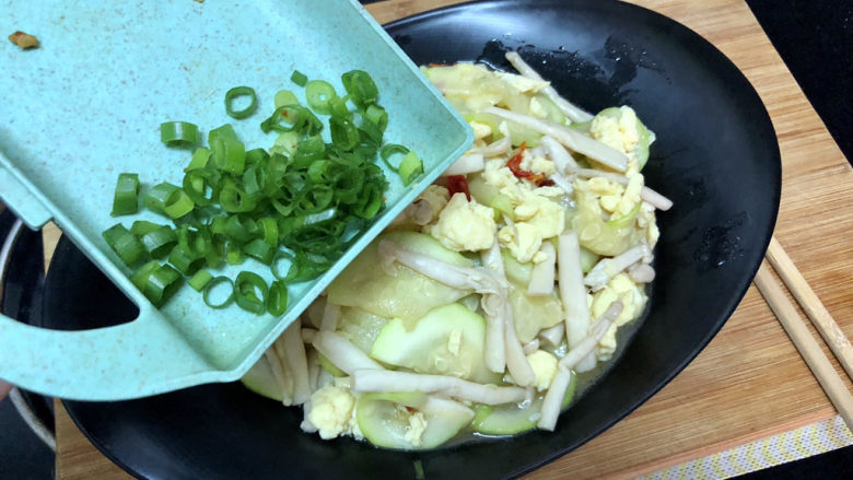 白玉菇炒鸡蛋➕笋瓜白玉菇炒蛋,撒上葱绿末，上桌开吃