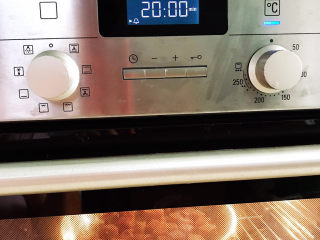 烤牛肉粒,200度上下火烤20分钟