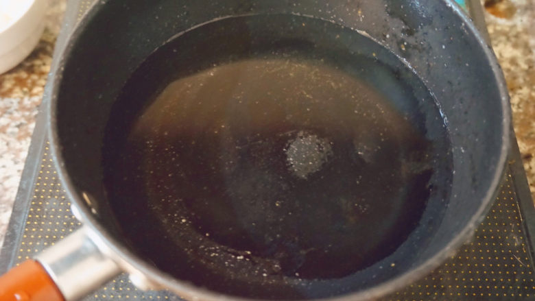 苋菜豆腐汤,锅内倒入适量的清水