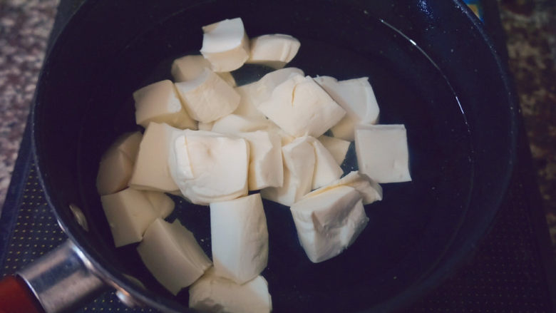 苋菜豆腐汤,往清水里倒入豆腐