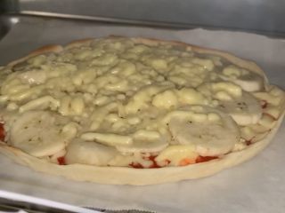 香蕉薄底披萨,中层190℃烤10分钟。