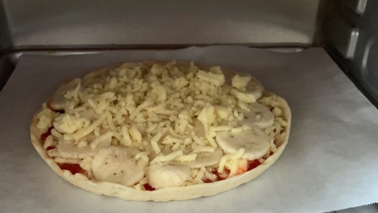 香蕉薄底披萨,烤箱190℃预热5分钟。