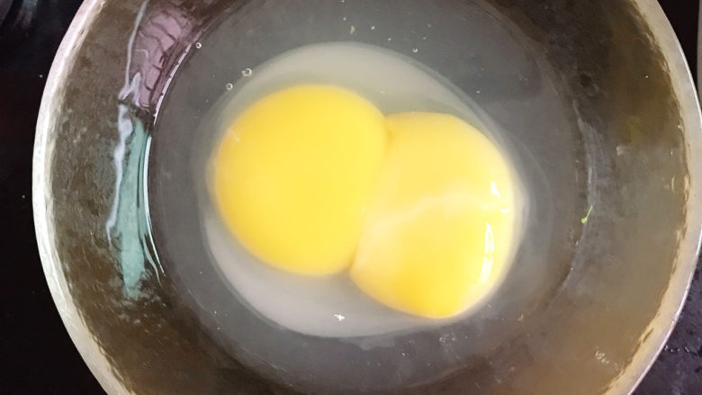 小葱炒鹅蛋,打入碗中～～哈哈是个双黄蛋