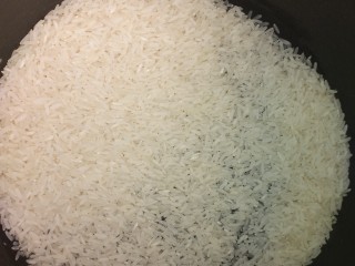 土豆焖米饭,米洗净