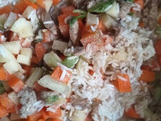 土豆焖米饭,把超好的菜，放入米饭上方，倒入盐，生抽，胡椒粉，搅拌